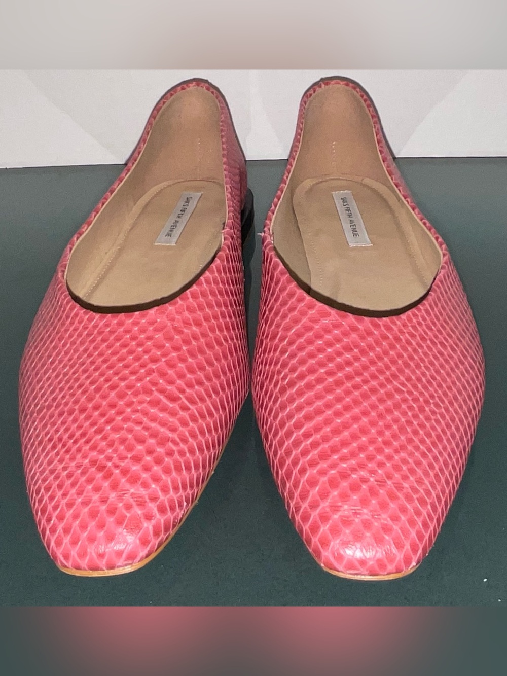 SAKS 5TH AVE CORAL PINK SNAKESKIN FLATS ARCHITECTURAL HEEL SIZE 9 - Picture 2 of 10